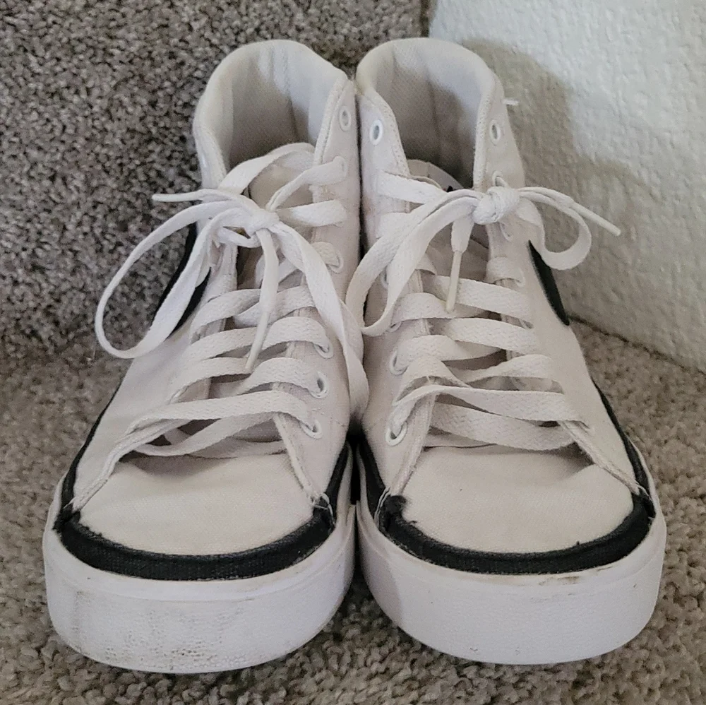 Nike Mens  Court Legacy Canvas Mid white and black sneakers. Size 8
